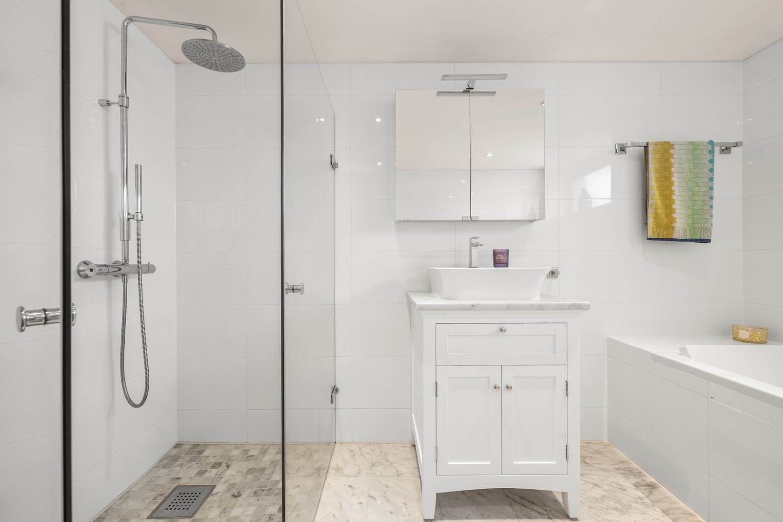 Badet er utstyrt med både dusj og badekar. Galleribilde