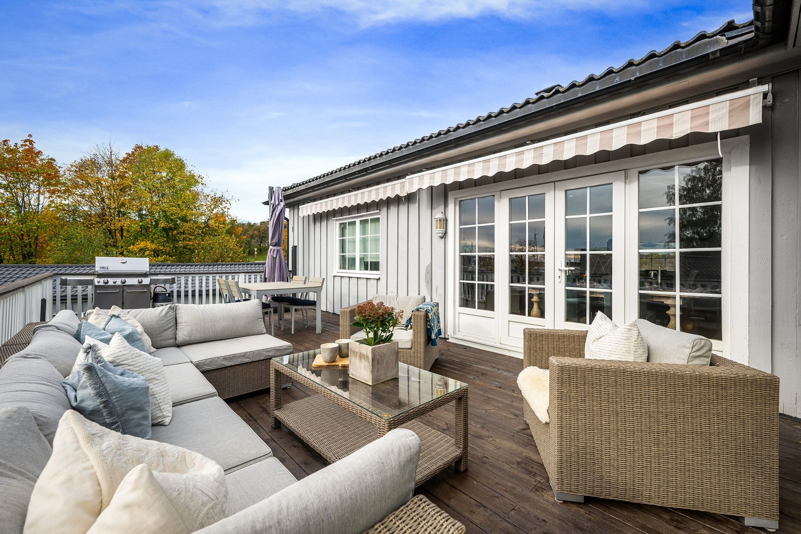 Terrassen har utgang fra både stuen og spisestuen. Galleribilde