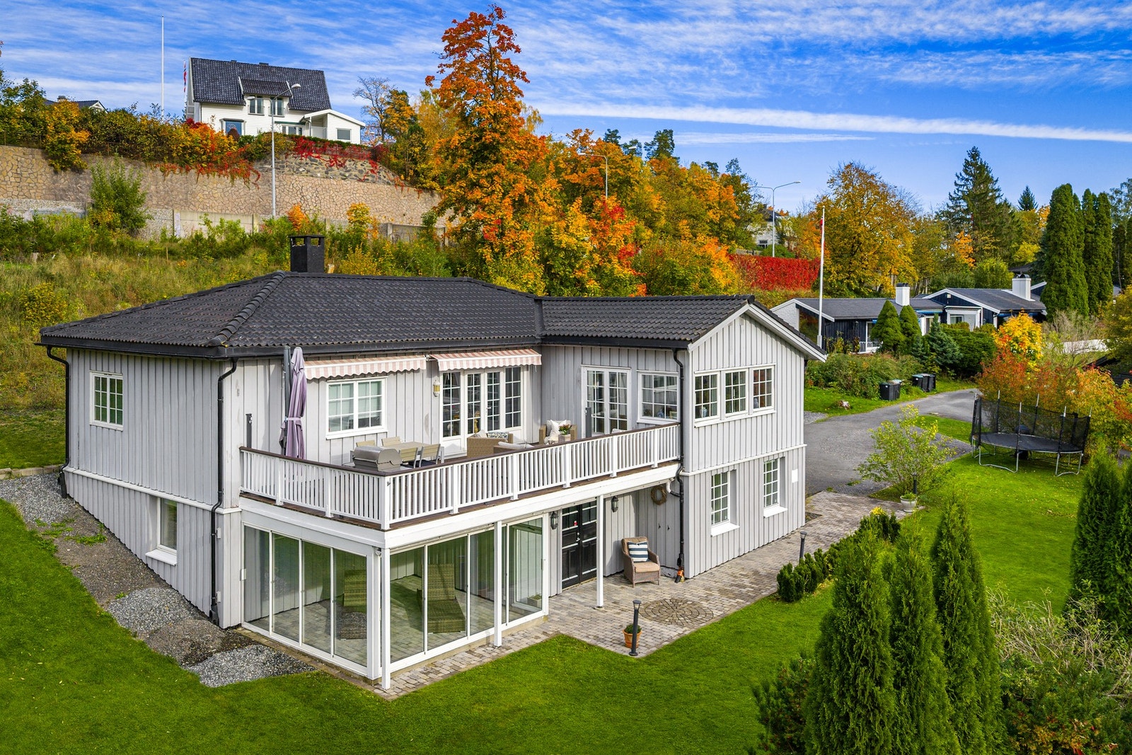 Boligen har blitt vesentlig påkostet i senere tid. Stor, grønn og pent opparbeidet hage Galleribilde