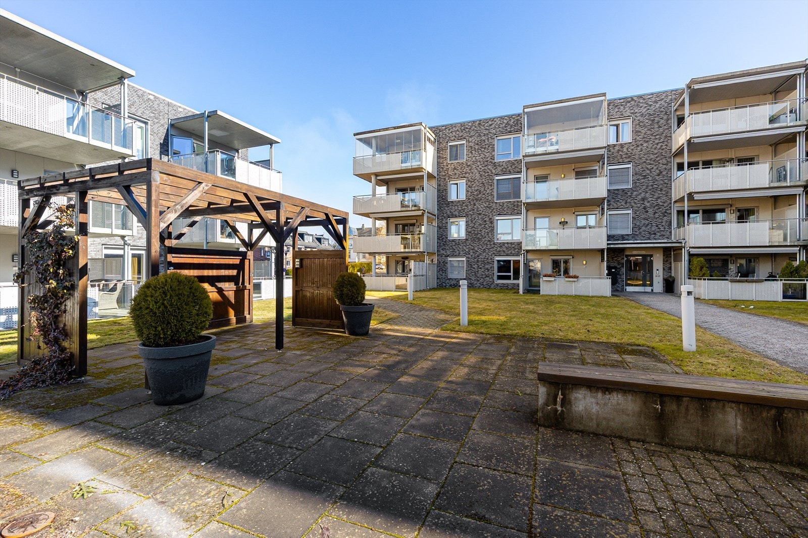 Leiligheten ligger i 1. etasje i populære Schweigaardstun, med uteplass mot sør-vest av og tak i form av overliggende balkong. Hyggelig utsikt inn mot tunet. Galleribilde