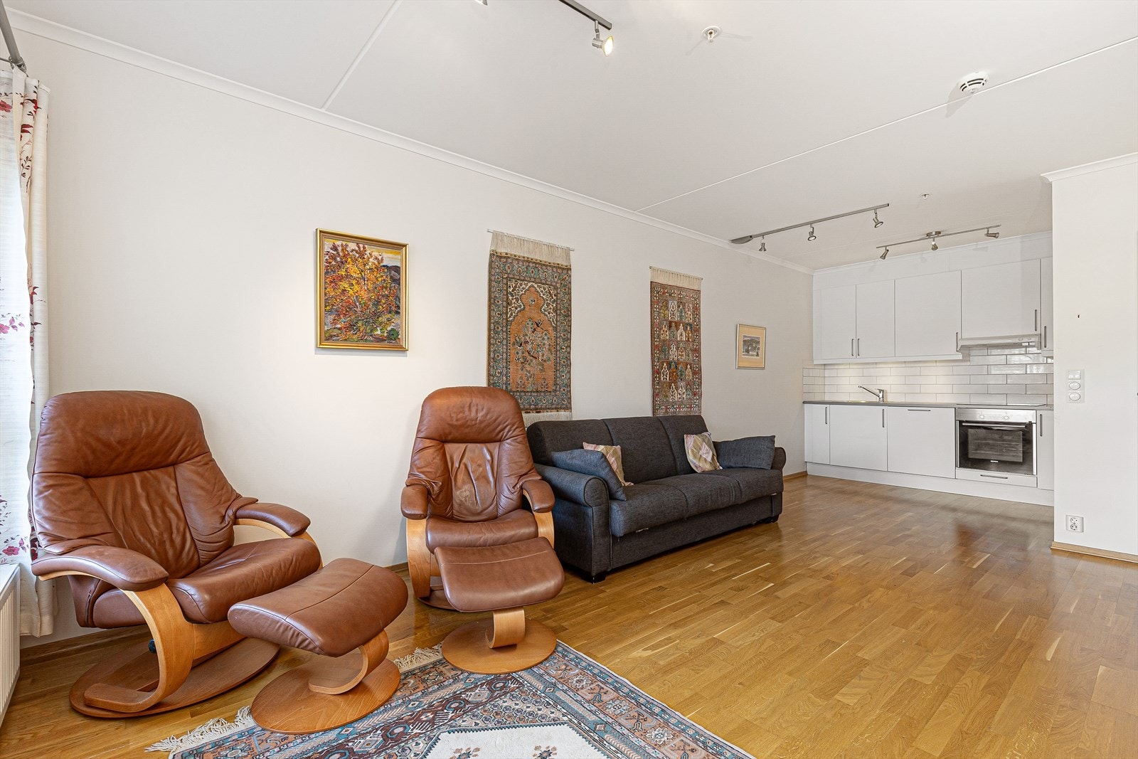 Lys og pen stue av god størrelse, med pene overflater, åpen kjøkkenløsning og store vindusflater mot sørvest som tilfører rommet godt med naturlig lys. Galleribilde