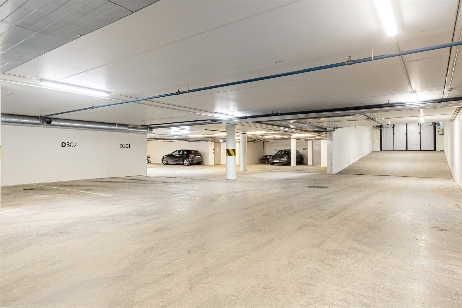 I tillegg til en bod/teknisk rom i leiligheten følger det en bod i garasjekjeller. Det er heis ned til garasjekjelleren. Garasjeplass følger ikke. Galleribilde