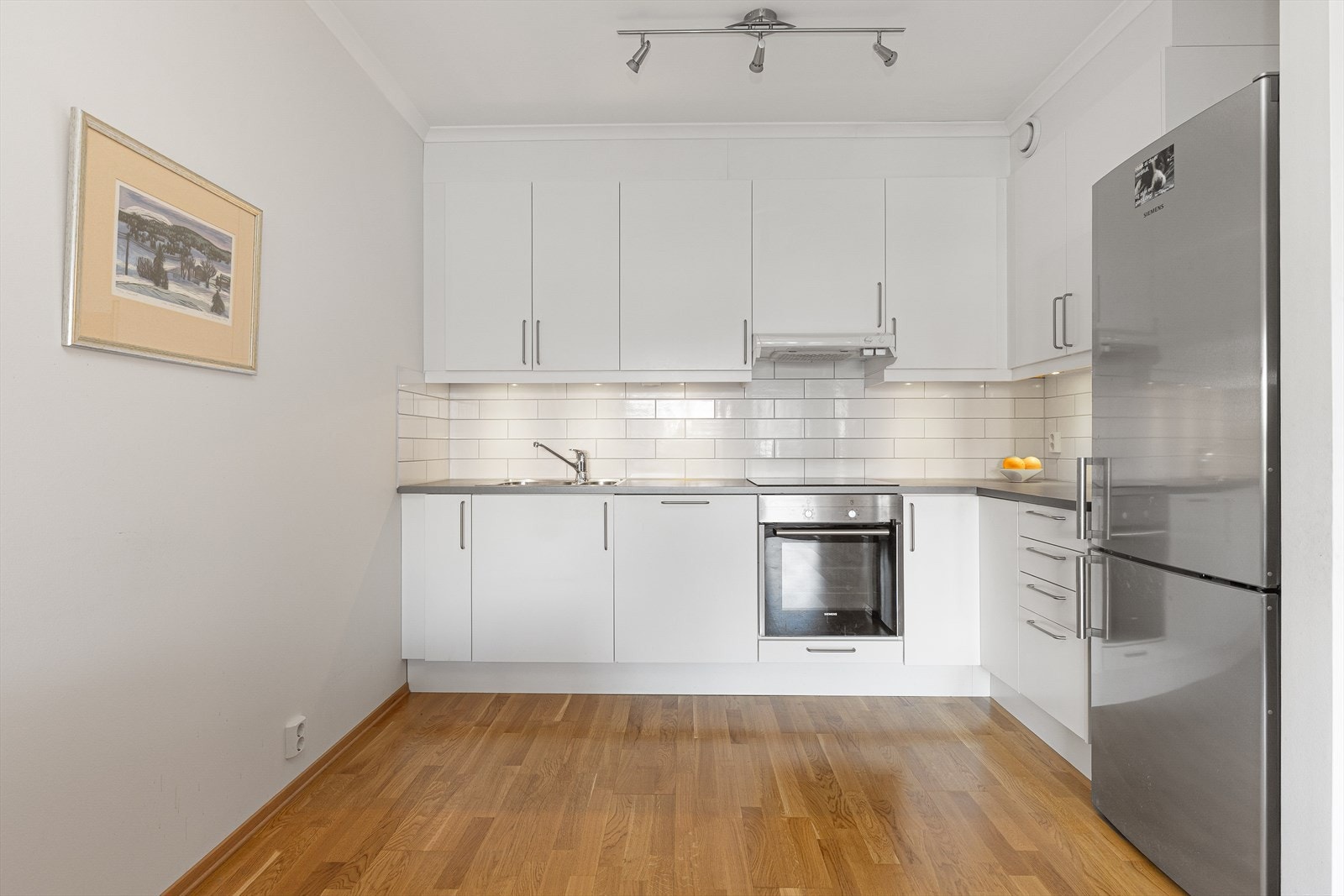 Fin kjøkkendel i åpen løsning, med takhøy kjøkkeninnredning type Marbodal. Galleribilde