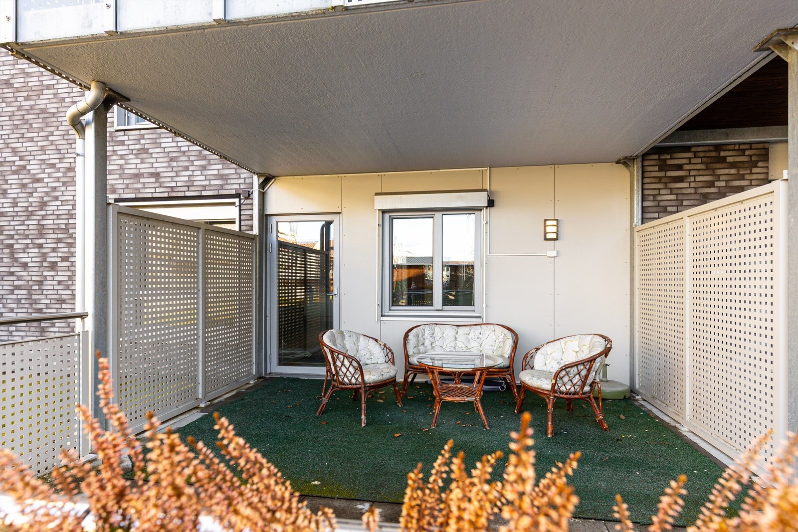 Fra stua er det utgang til den lune, overbygde terrassen som er av god størrelse med god plass til utemøbler. Galleribilde