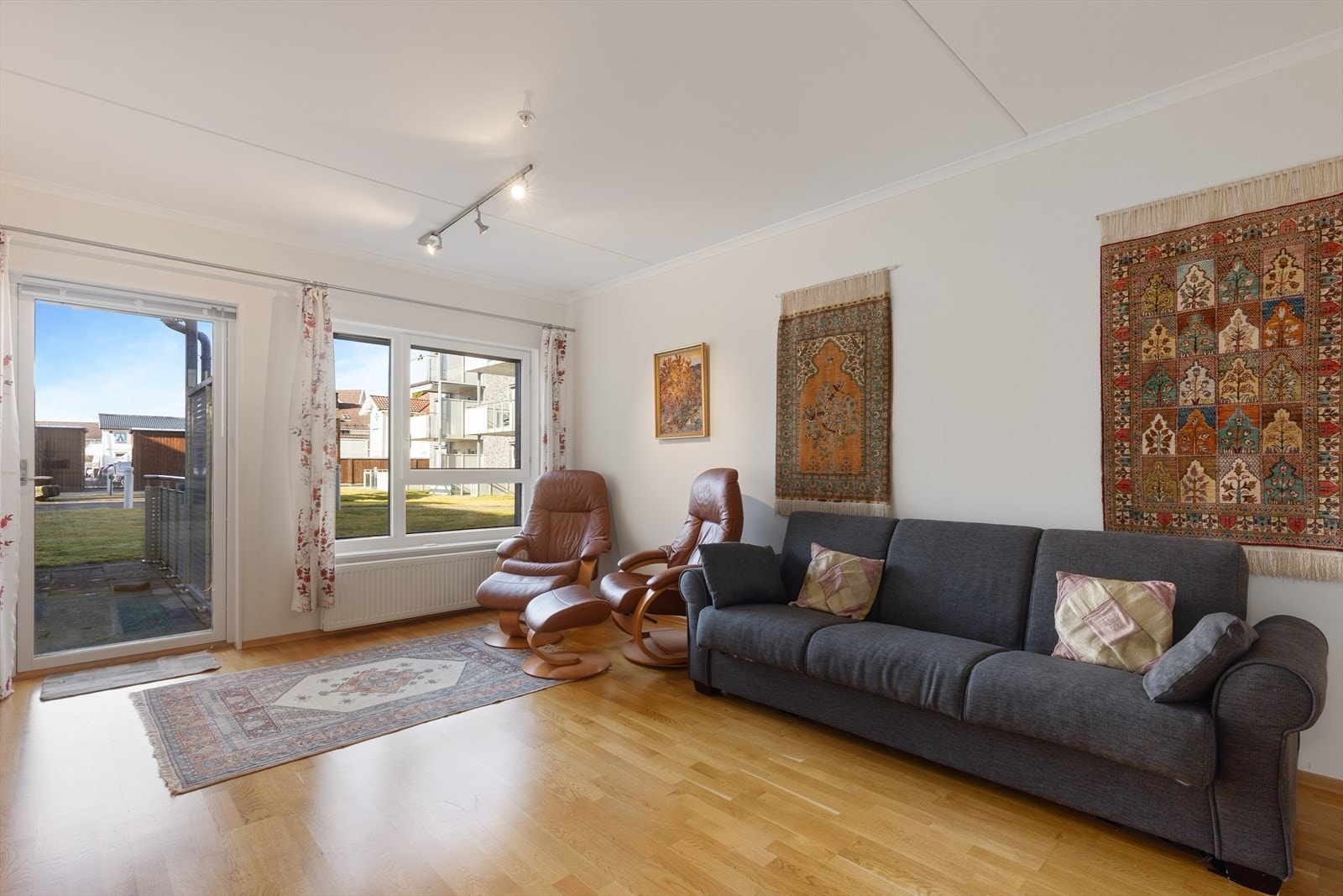 Store vindusflater mot sørvest som tilfører rommet godt med naturlig lys. Galleribilde