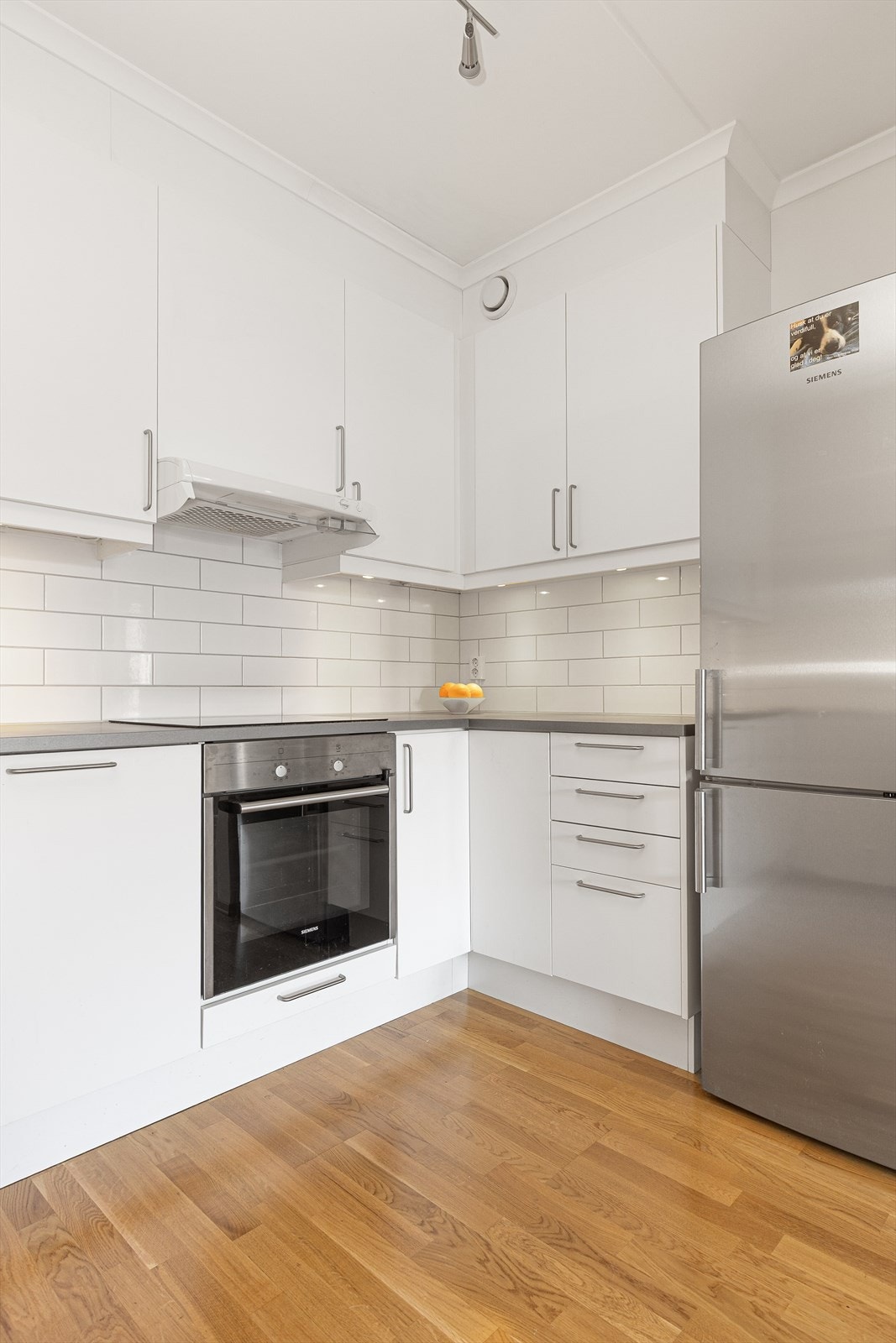 Det er lagt opp til komfyrvakt og vannstoppersystem i benkeskap med føler under sokkel. Galleribilde