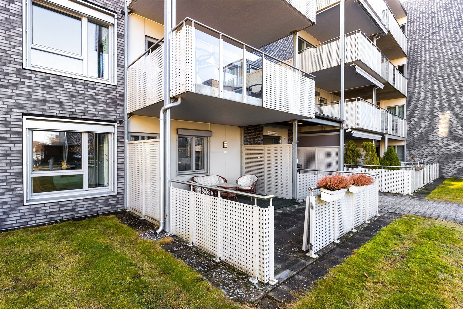 Det er montert utvendig solskjerming på 2 vinduer mot uteplass. Galleribilde