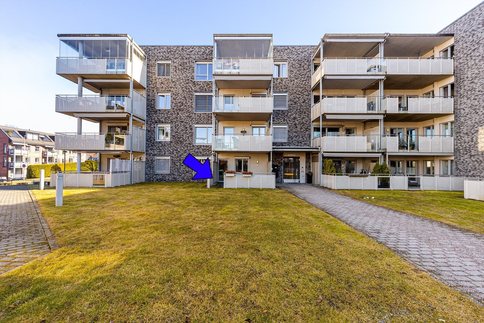 Leiligheten ligger i 1.etasje mot sørvest, med romslig terrasse med tak i form av overliggende balkong og hyggelig utsikt inn mot tunet. Galleribilde