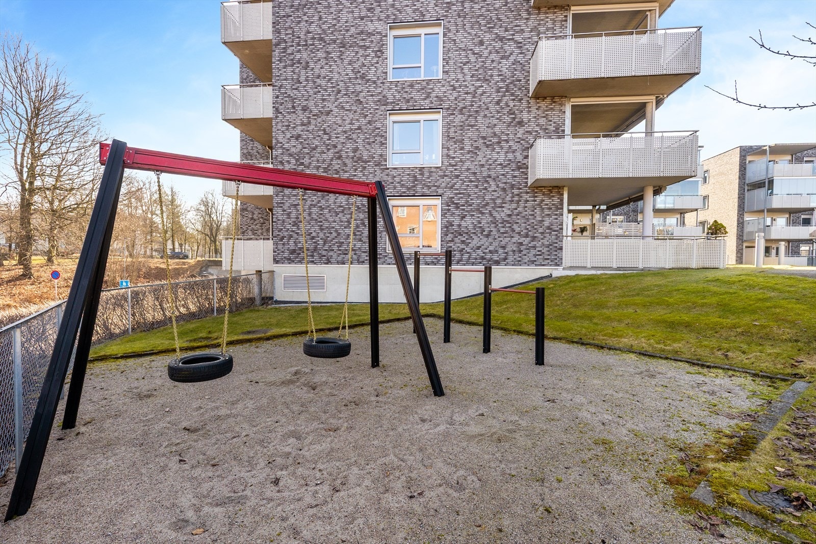 På tunet er det etablert sittebenker og arealer for sosiale aktiviteter, samt sykkelparkering og lekeplass. Galleribilde