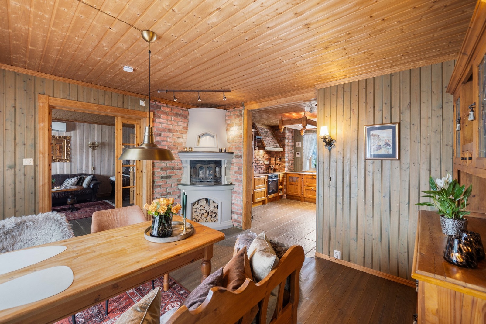 Koselig spiseplass med peis. Galleribilde