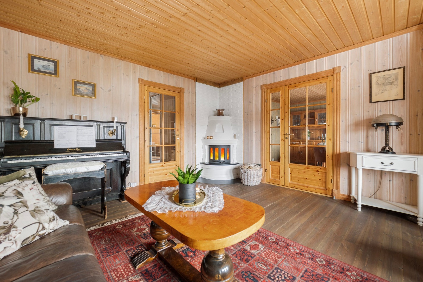 Glass innfattede dører mot gangen og mellom stuen/spisestuen. Galleribilde