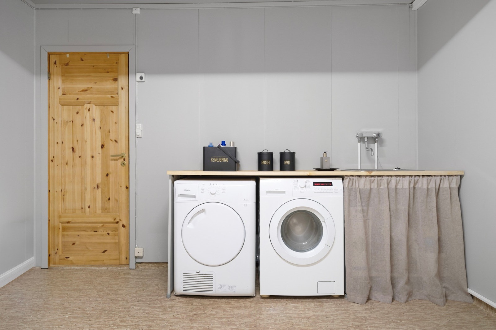 Vaskerom med dør inn mot kjøkken. Galleribilde