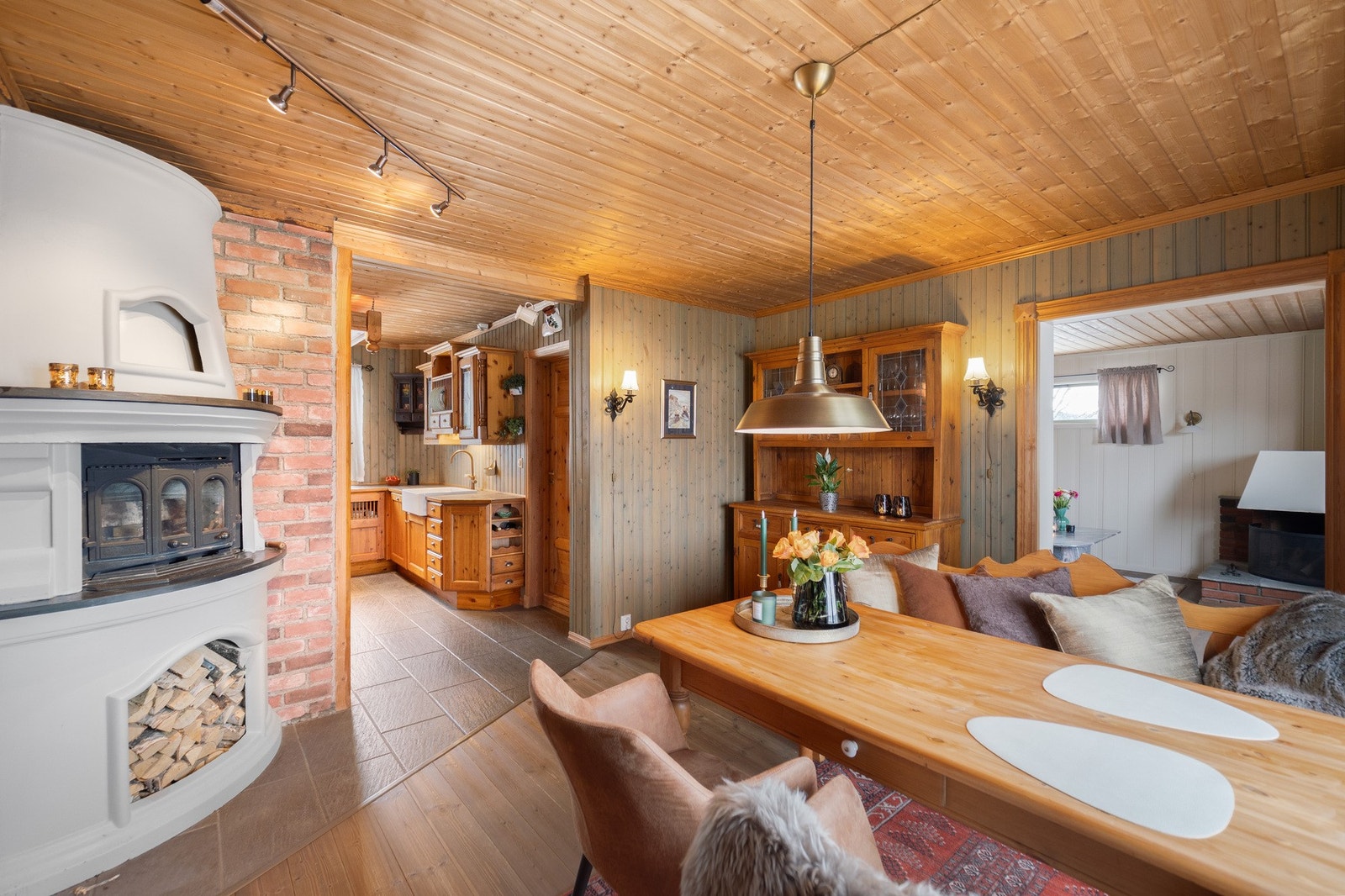 Mellom stue / spisestue med utgang til veranda. Fin utsikt. Galleribilde