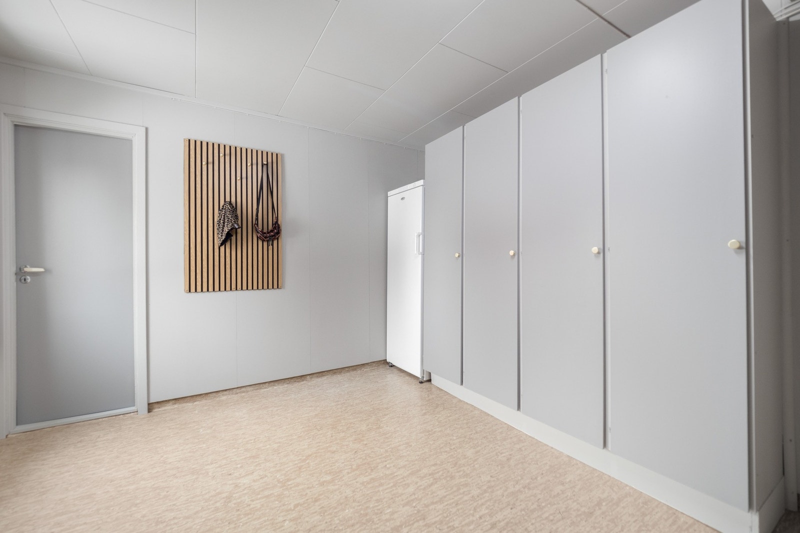 Vaskerom med adkomst via "kjøkken inngang" og videre tiol kjøkken. Galleribilde