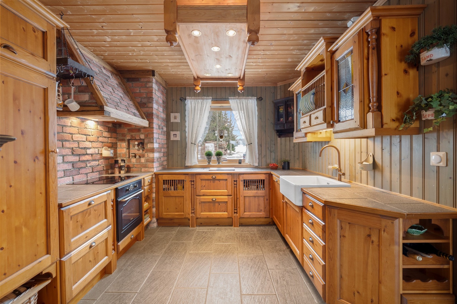 Fint kjøkken med bonde-romantisk preg. Galleribilde