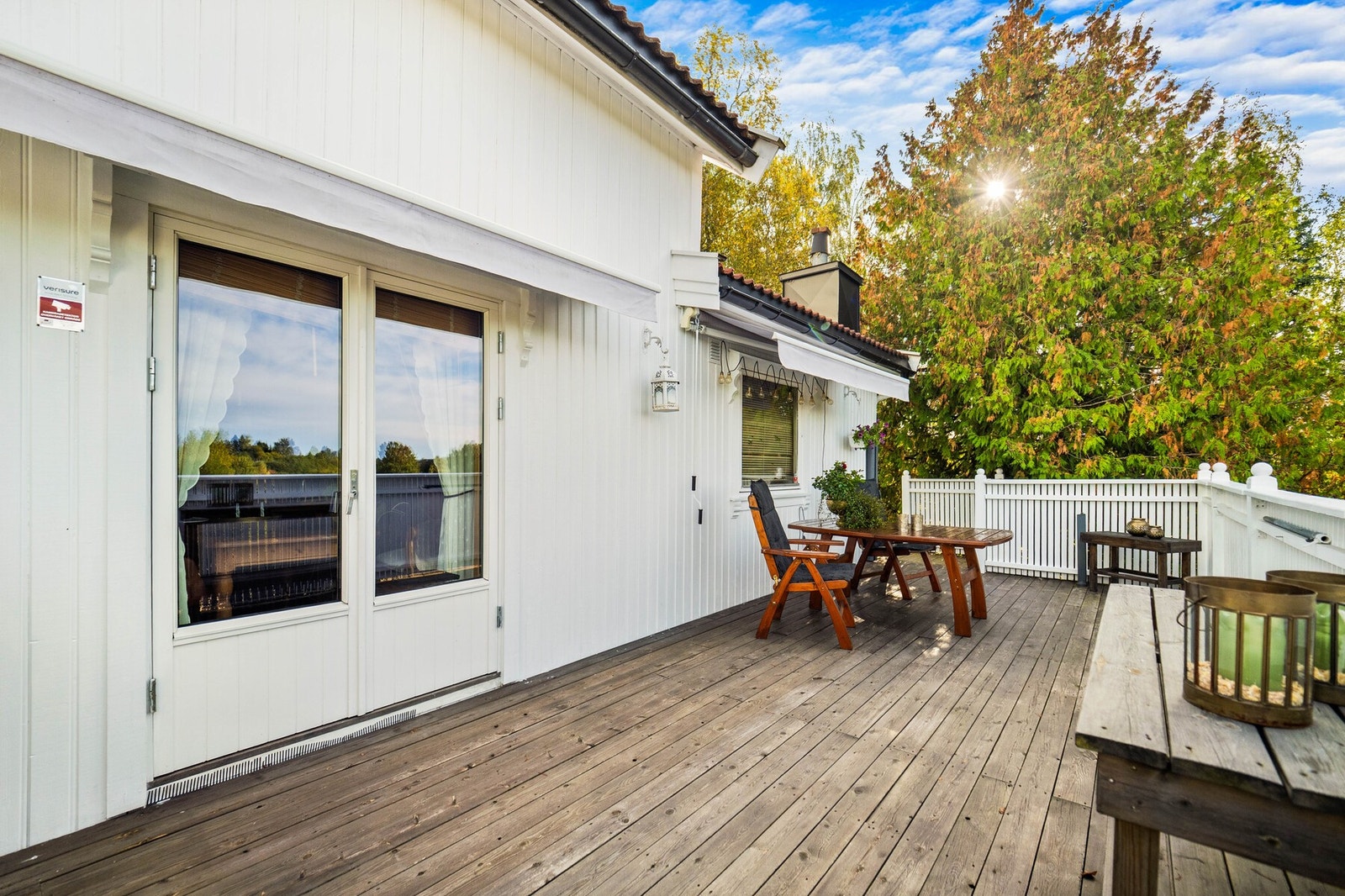 Sydvendt terrasse har 2 adkomster, dør fra spisestue og trapp ned til hagen. Galleribilde