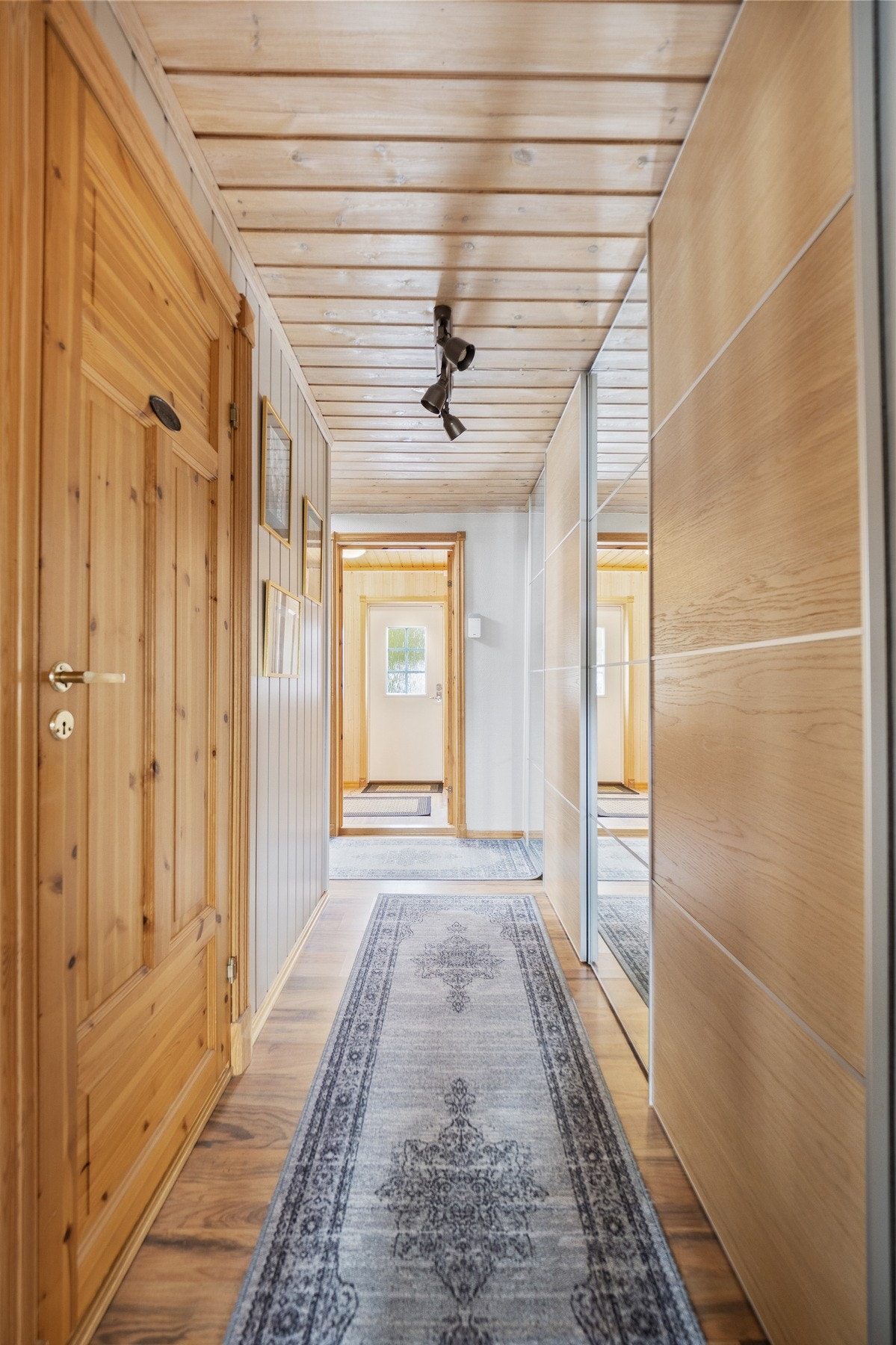 Gang med garderobe og varmekabler i gulv.. Galleribilde