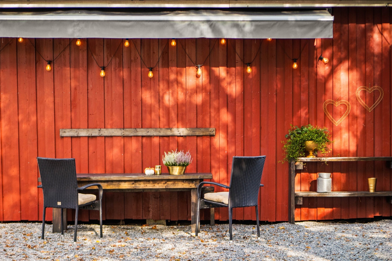 Flere utesoner i og rundt tuntet. Galleribilde