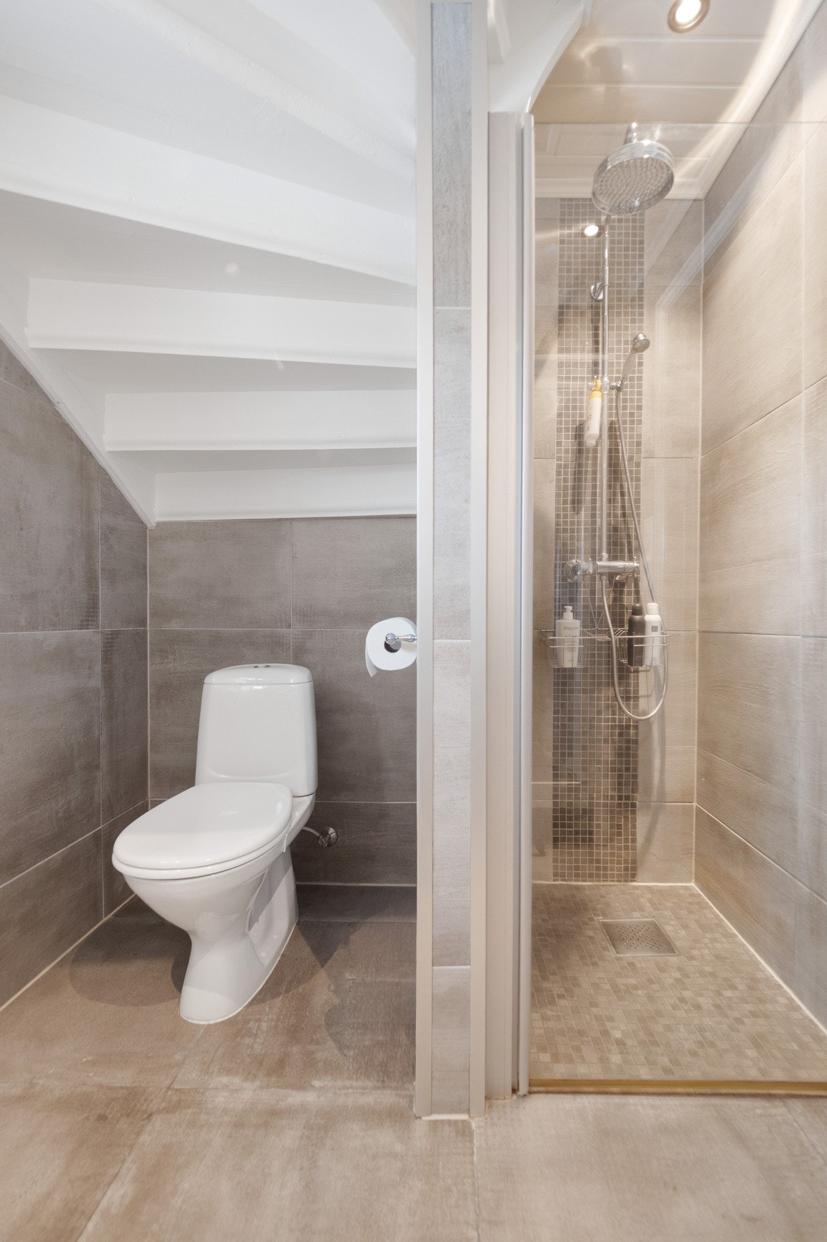 Praktisk plassutnyttelse med toalett under trappen opp til 2. etasje. Galleribilde