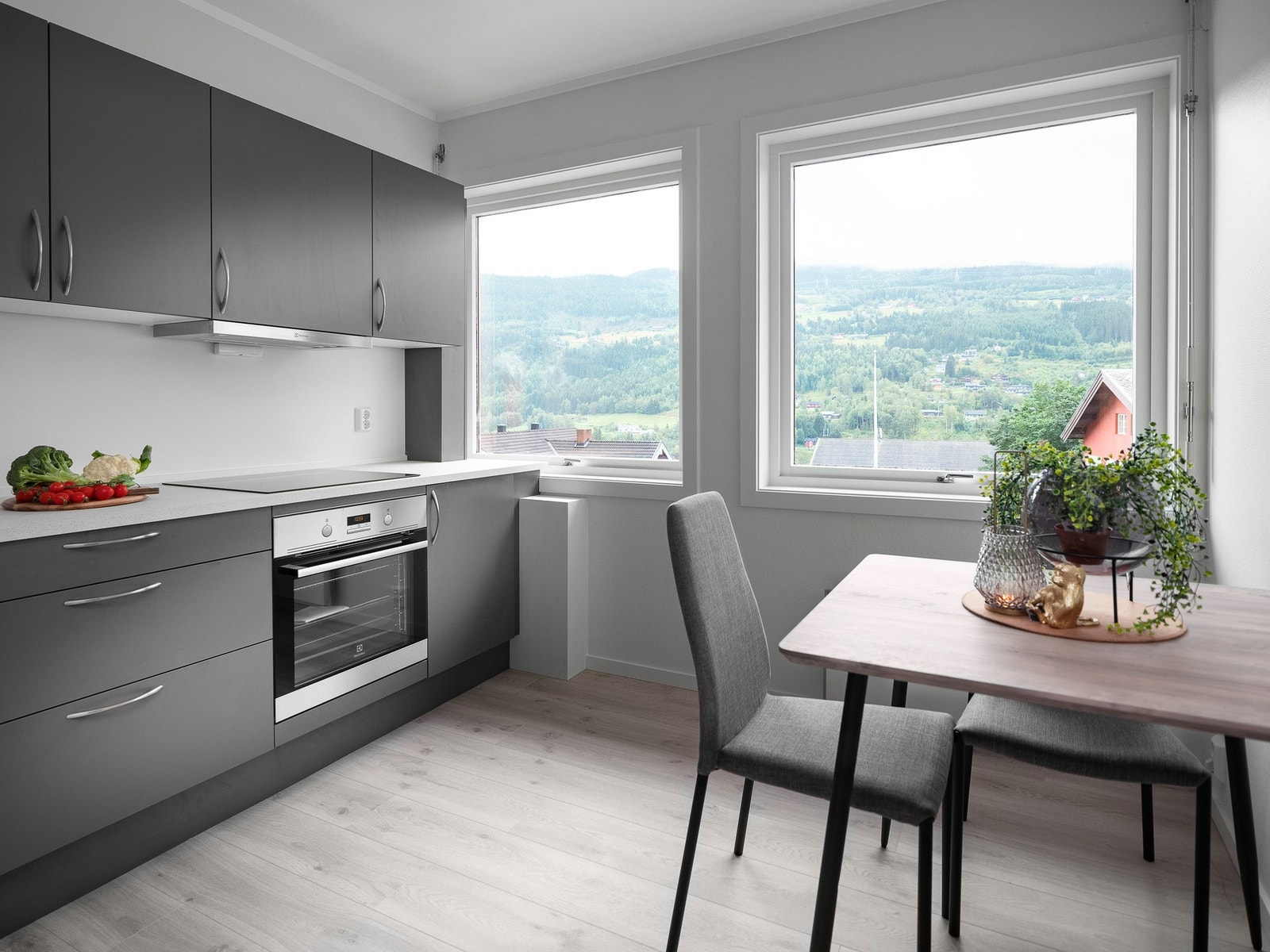 Plass for en liten spisegruppe også på kjøkkenet. Galleribilde