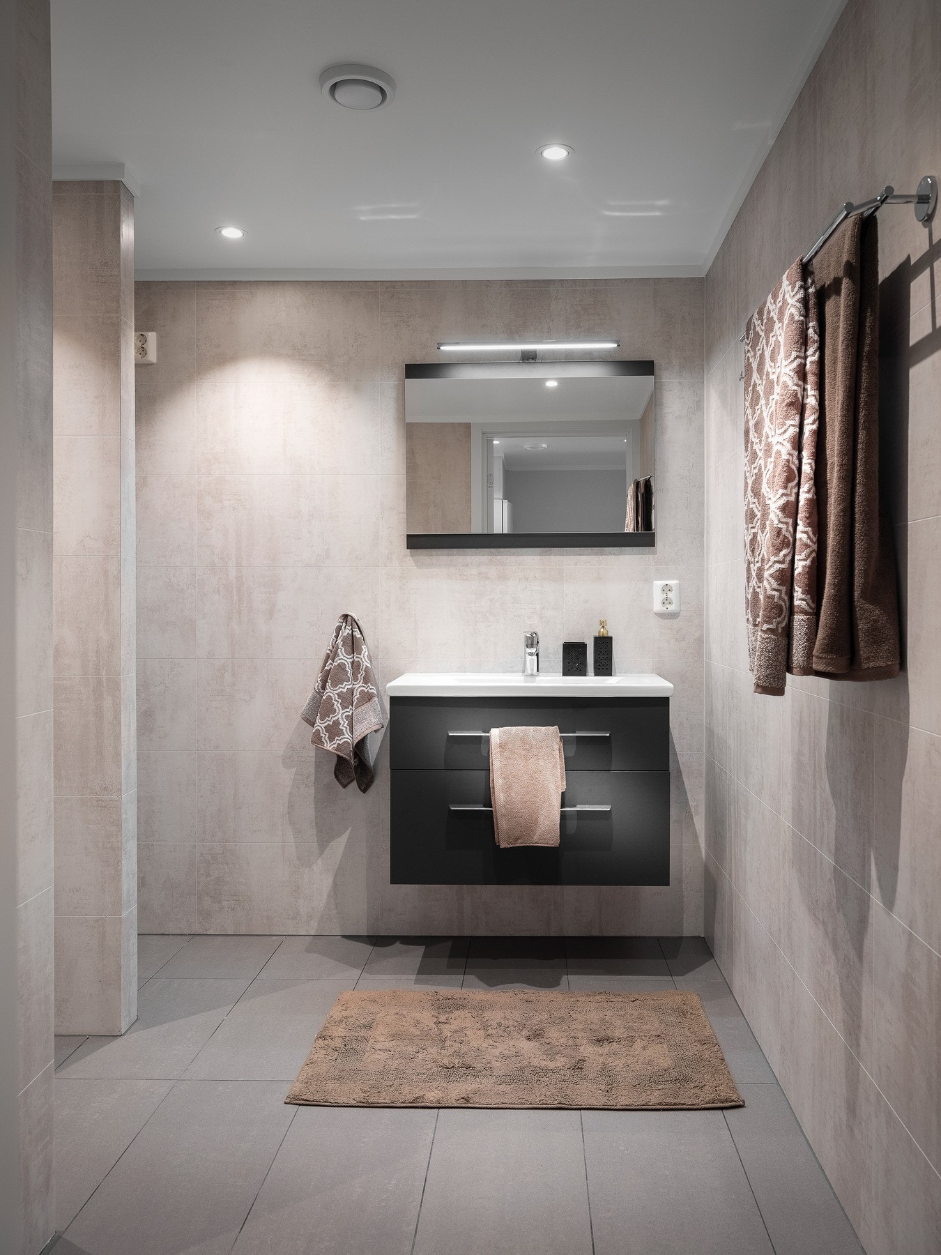 Servantinnredning, toalett og dusjnisje med forheng, samt opplegg for vaskemaskin. Galleribilde