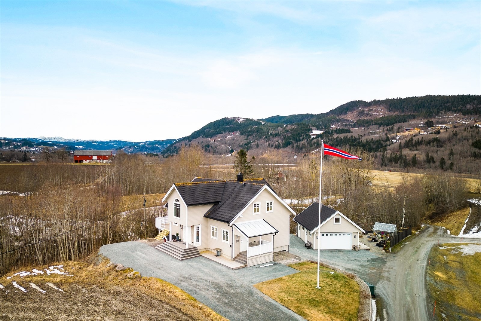 Eiendommen ligger landlig og usjenert til mellom Ler og Lundamo Galleribilde