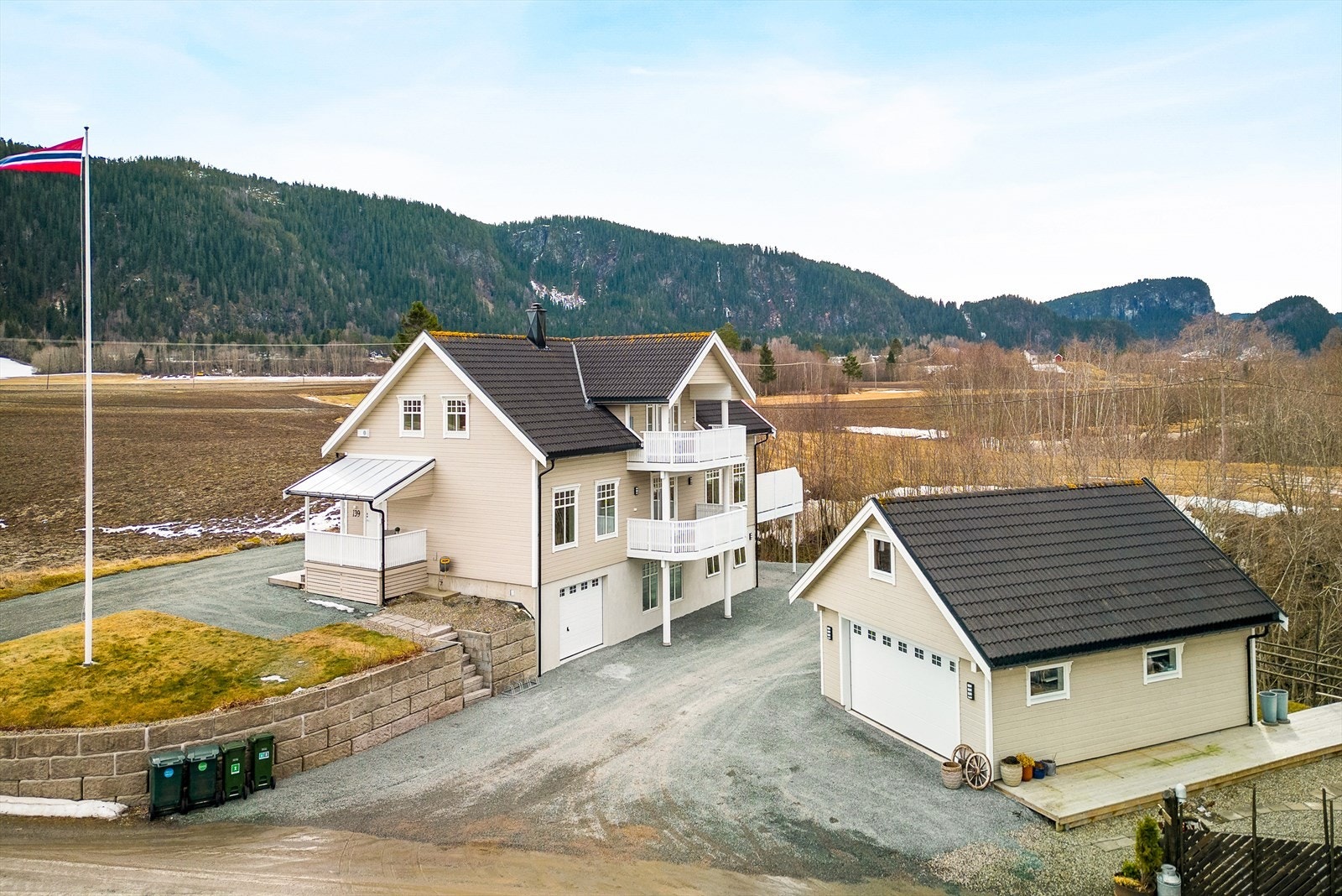 Velkommen til Lundamovegen 139 - en flott enebolig med utleiehybel og dobbelgarasje! Galleribilde