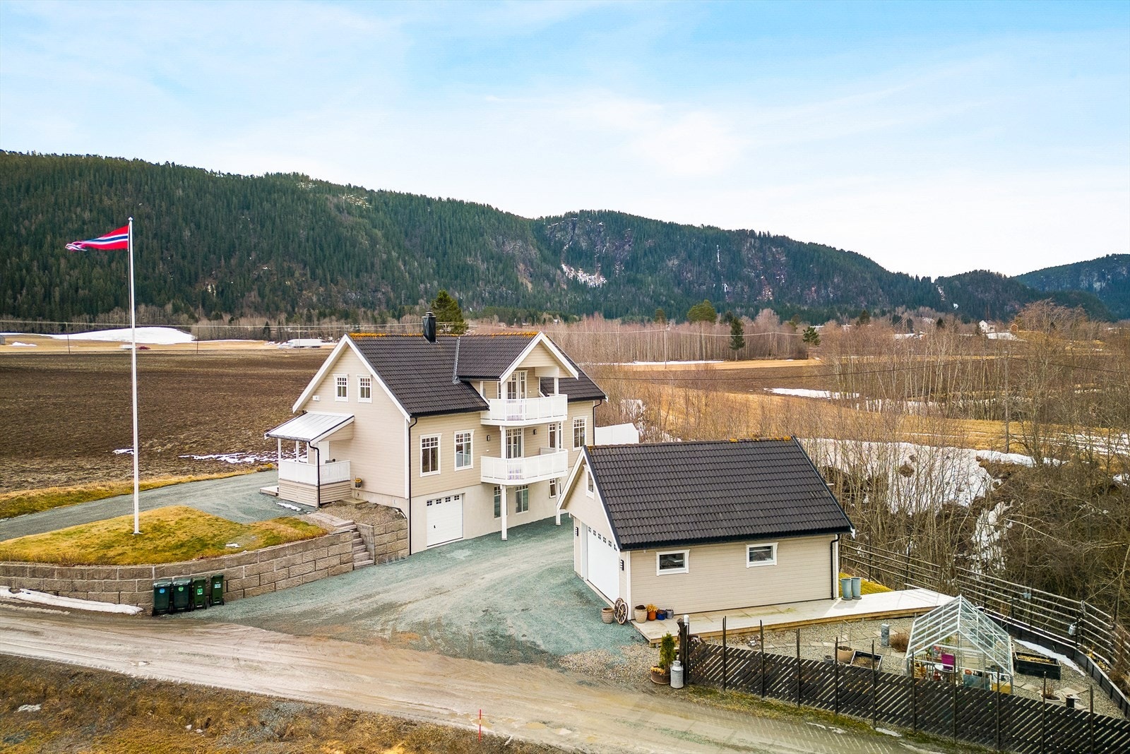 Gode parkeringsmulighet i integrert garasje, frittstående dobbelgarasje, carport og oppstillingsplasser i egen gårdsplass Galleribilde