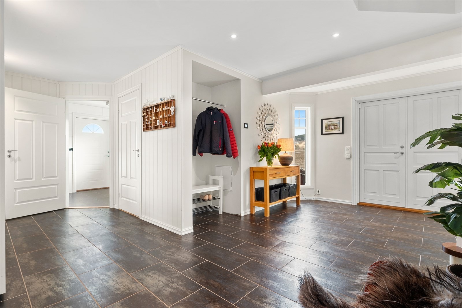 Her er det god plass til oppbevaring av sko og klær Galleribilde