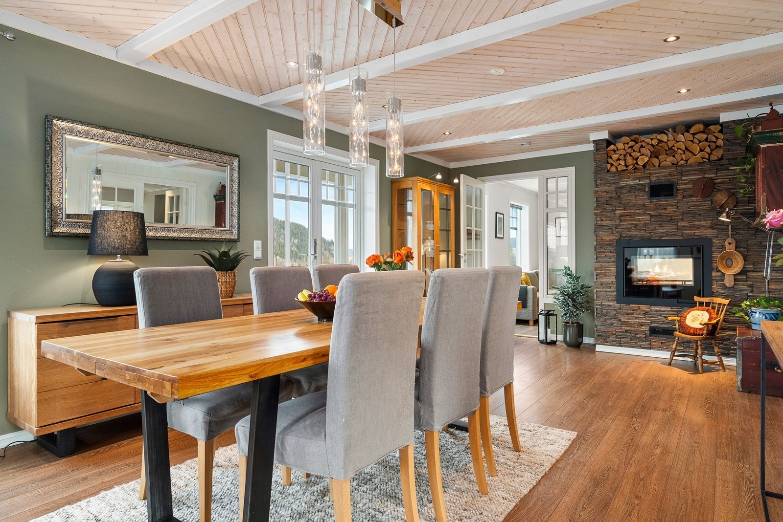 Boligen varmes opp elektrisk, ved varmepumpe og vedfyring Galleribilde