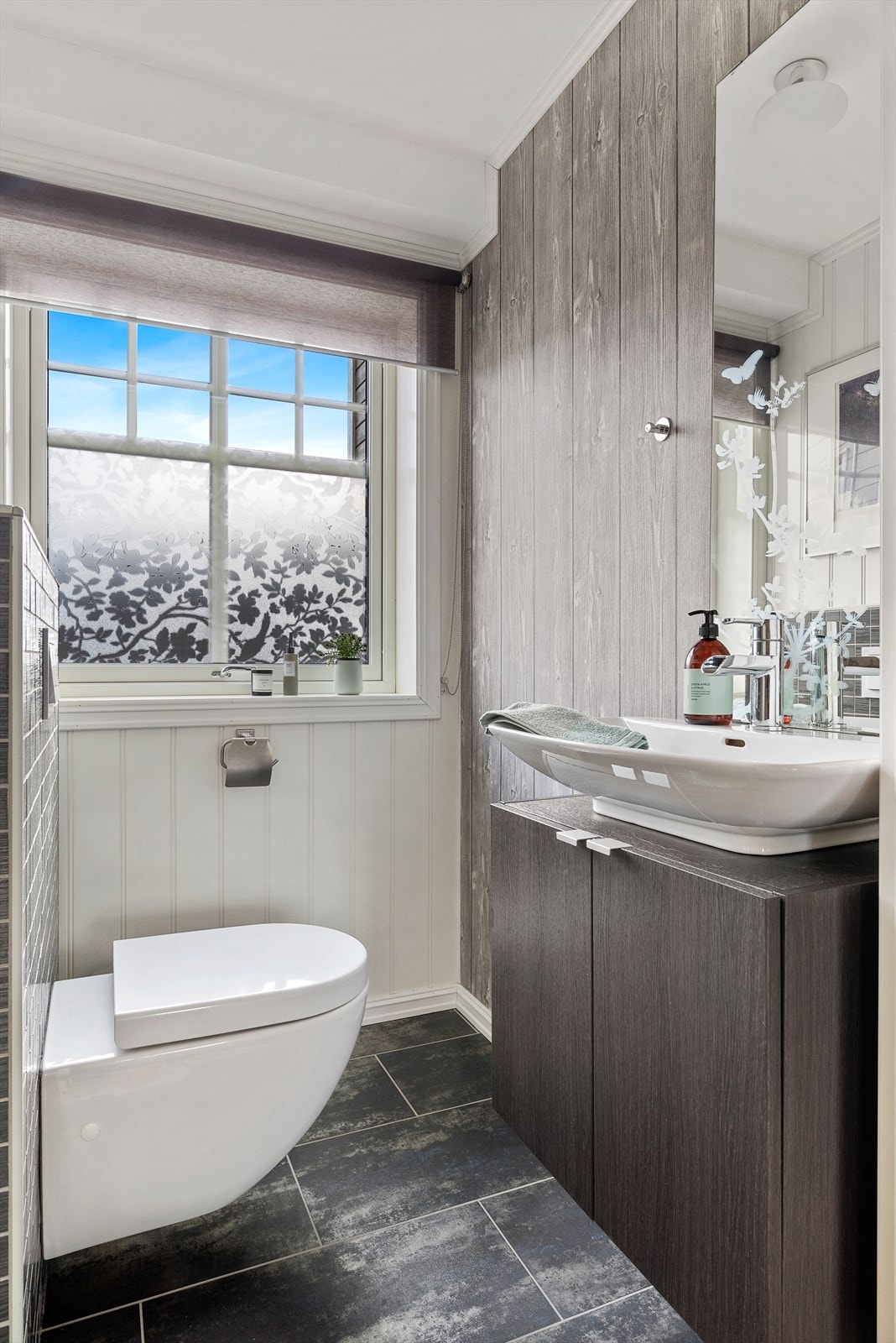 Eget toalettrom rett ved badet Galleribilde