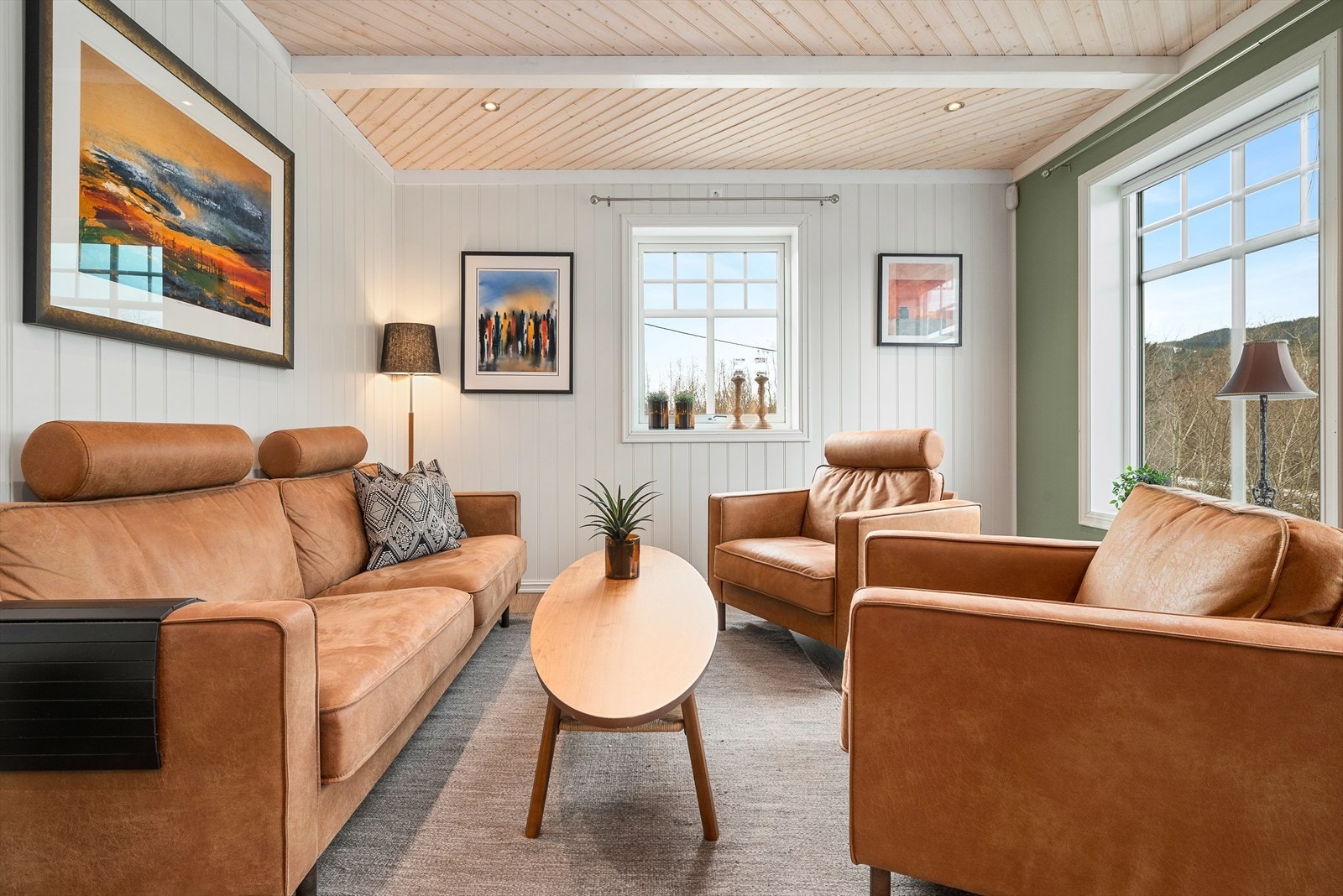 Selve boligen er meget innholdsrik og går over 3 plan Galleribilde