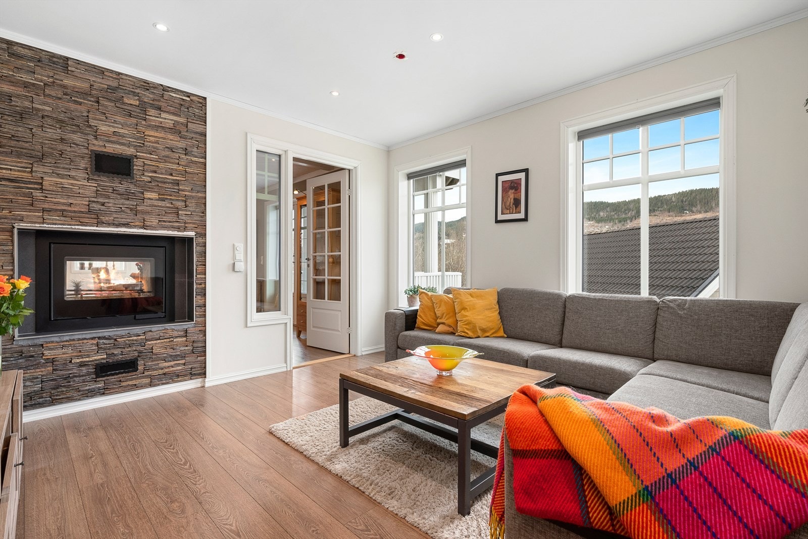 Hoveddelen av boligen har 2 stuer. Videre i hoveddelen finner også bl.a. 2 bad, 4 soverom og kjøkken Galleribilde