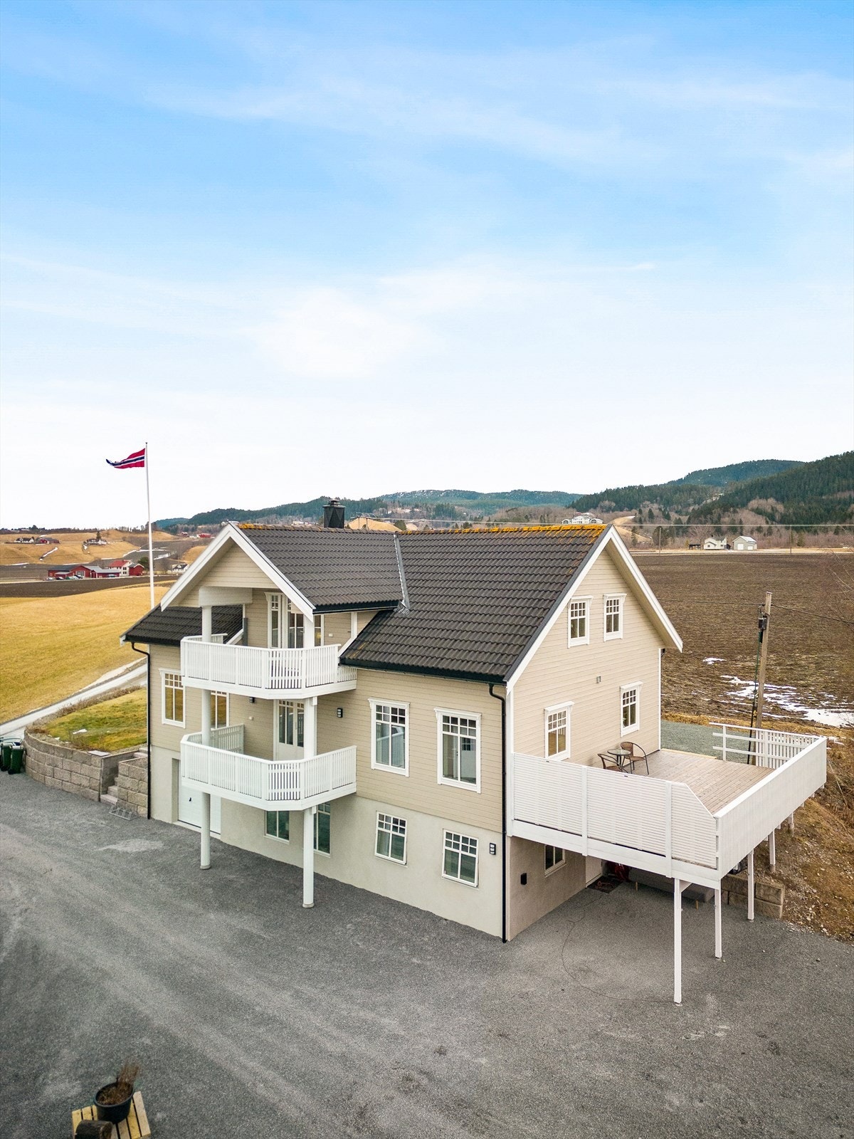 Fra eiendommen er det kort vei til skole, barnehage, butikker, idrettsanlegg, med mer Galleribilde