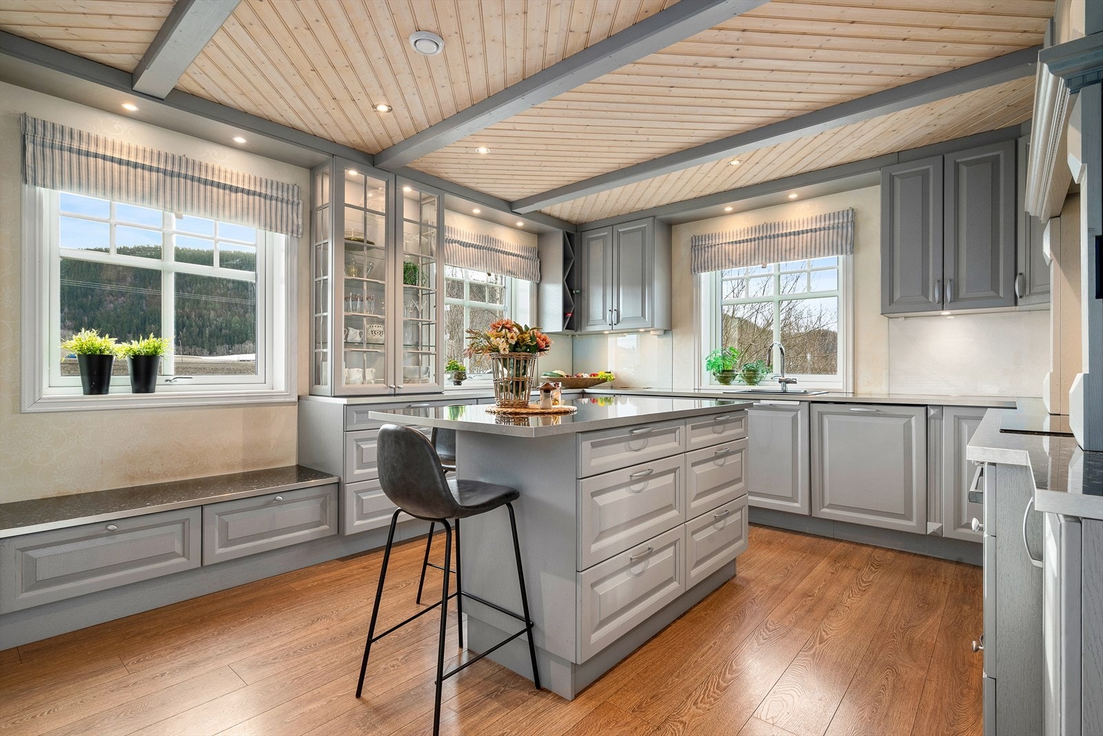 Kjøkkenet har godt med skap- og benkeplass Galleribilde