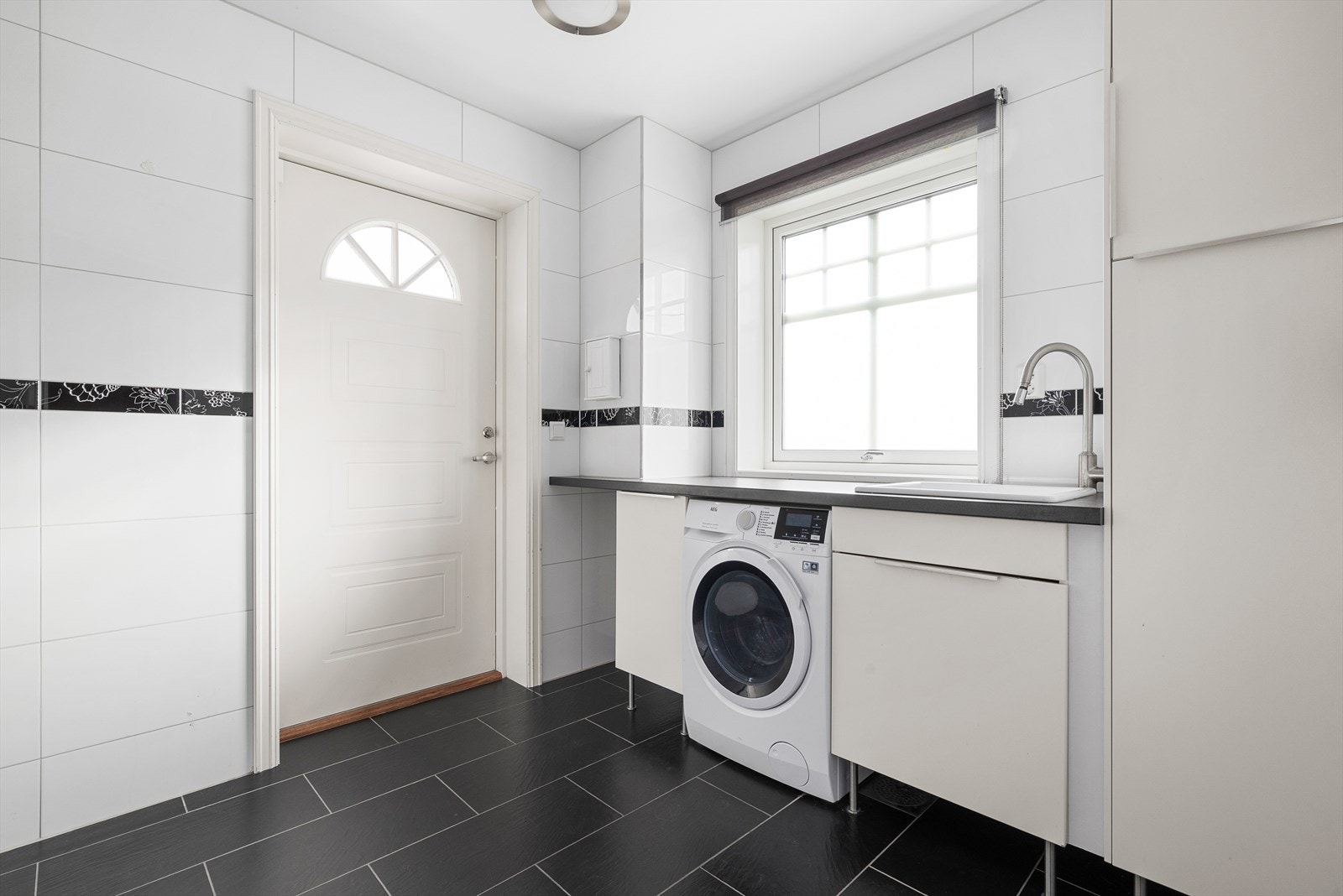 Bad/vaskerom i 1. etasje Galleribilde