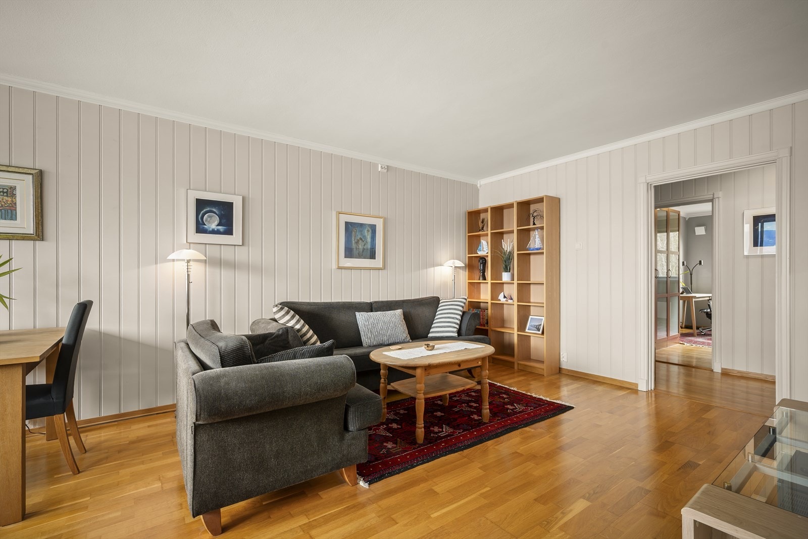 Stuen holder lyse farger og utformingen gjør møbleringen enkel. Galleribilde