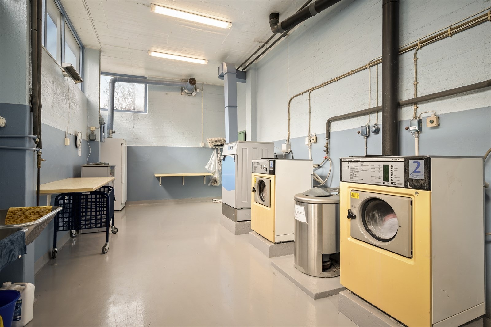 Et praktisk felles vaskerom i kjeller. Galleribilde