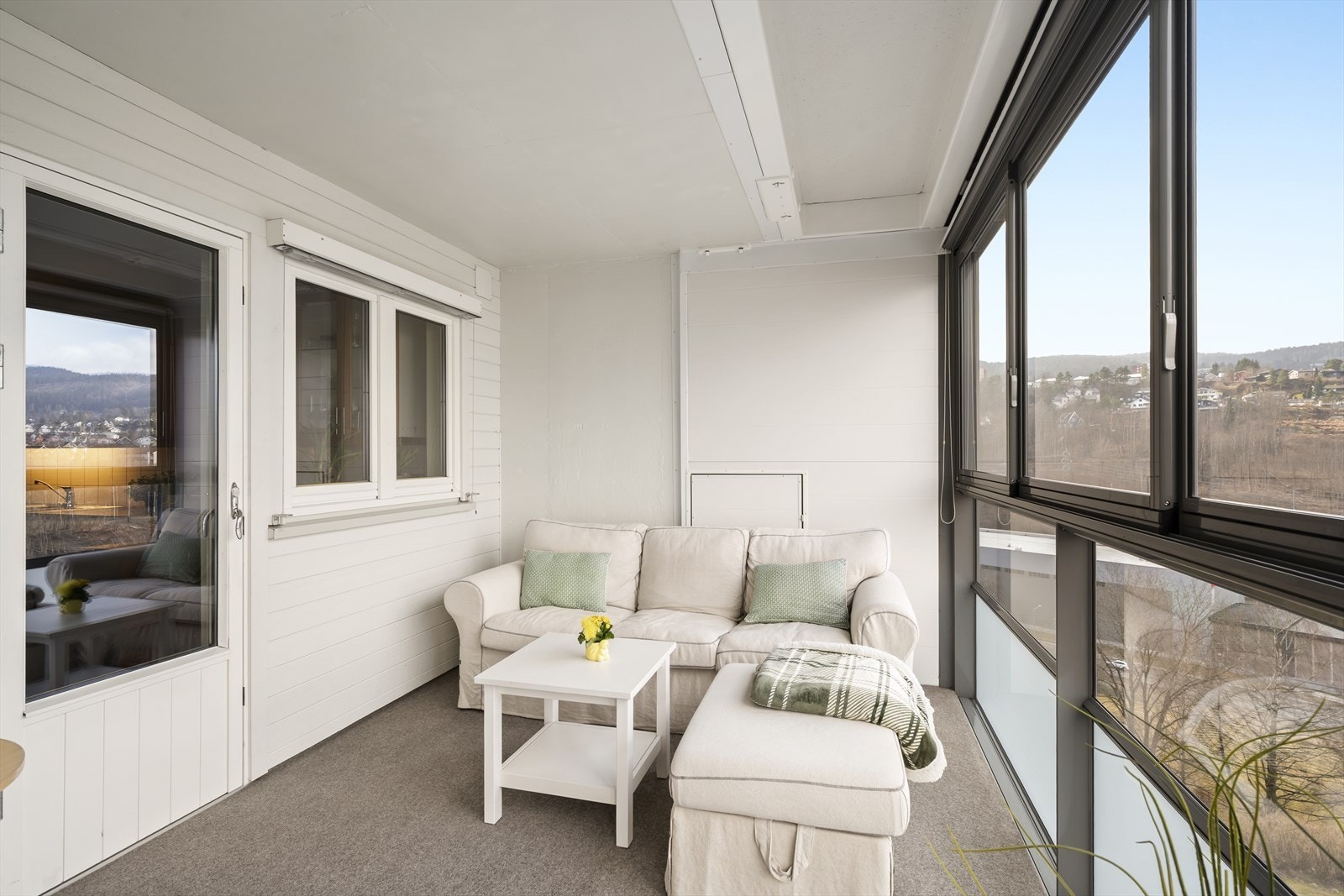Balkongen er romslig og byr på gode møbleringsmuligheter (14 kvm.) Galleribilde