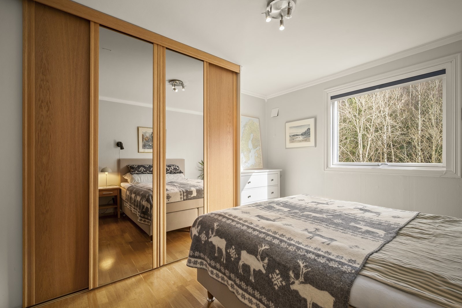 Soverom 1: God plass til dobbeltseng og nattbord i tillegg til en flott skyvedørsgarderobe! Galleribilde