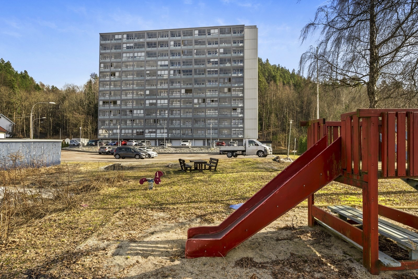 Fellesarelene byr bla. på lekeplass og sittebenker. Galleribilde