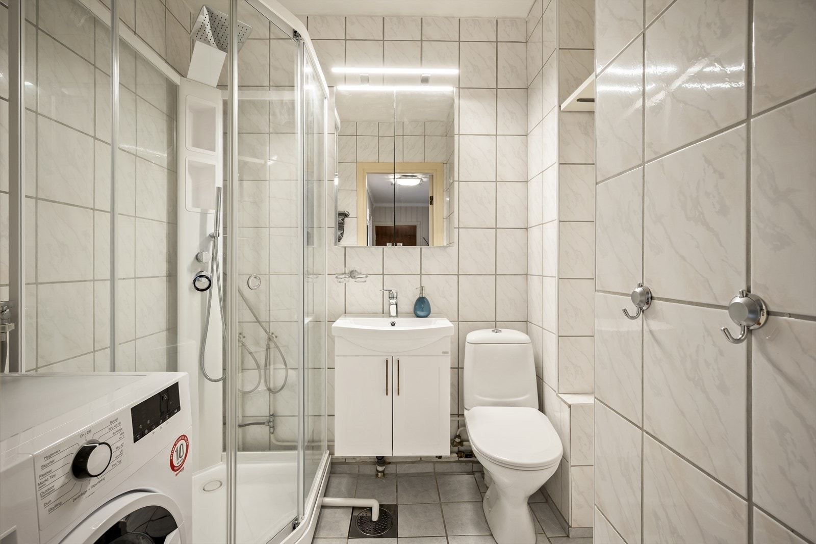 Baderommet ble noe oppgradert med bla. wc, dusjkabinett og servant i 2025. Galleribilde