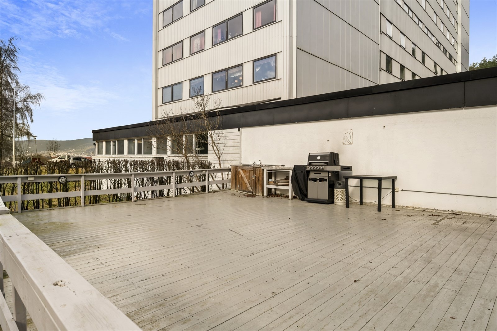 Fellesarealene har egen uteplass med felles grill og utekjøkken. Galleribilde