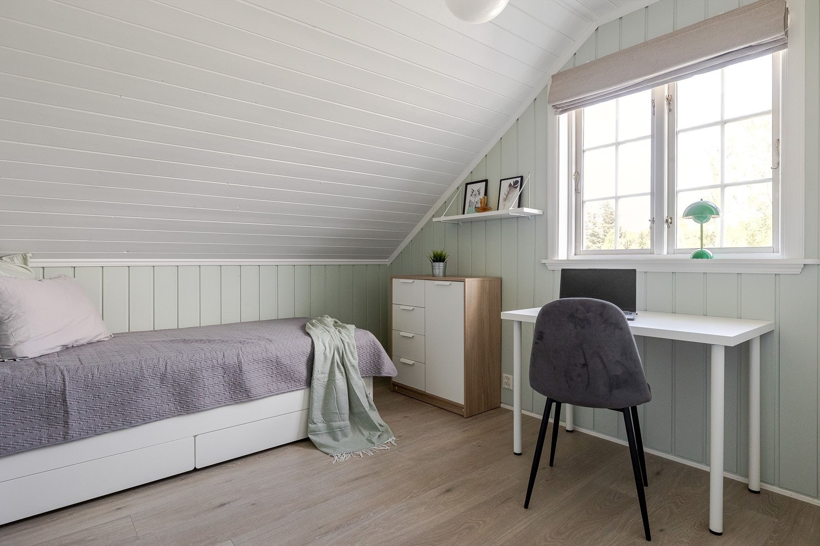 Soverom 3 er et tilsvarende lyst og fint rom med plass til seng, kontorpult og oppbevaringsplass i medfølgende garderobeskap. Galleribilde