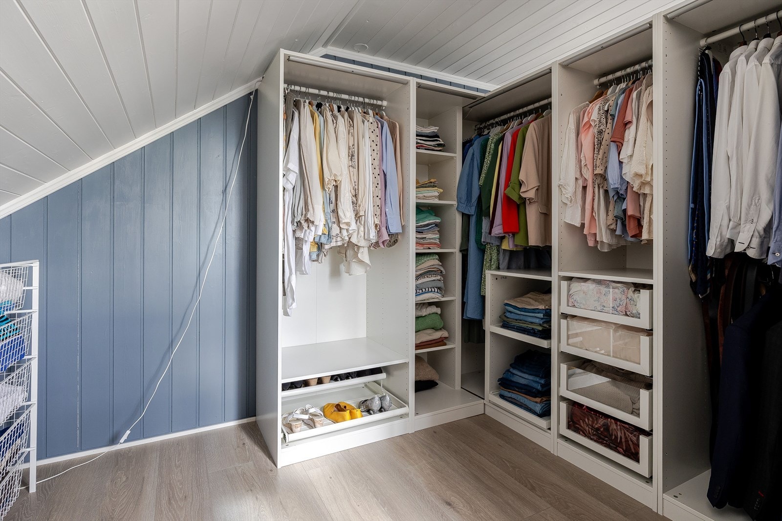 Hovedsoverom og garderoberom har god standard med enstavs laminat fra 2020 på gulv og overflater malt i en nydelig blåfarge i 2020. Galleribilde