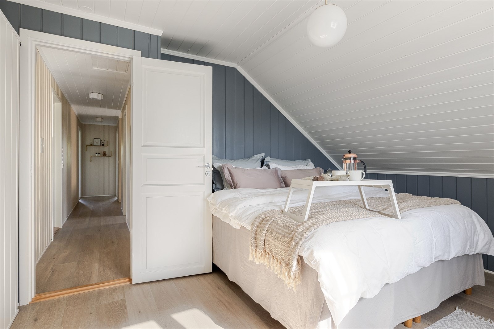 Naturlig plass til dobbeltseng med tilhørende nattbord. Galleribilde