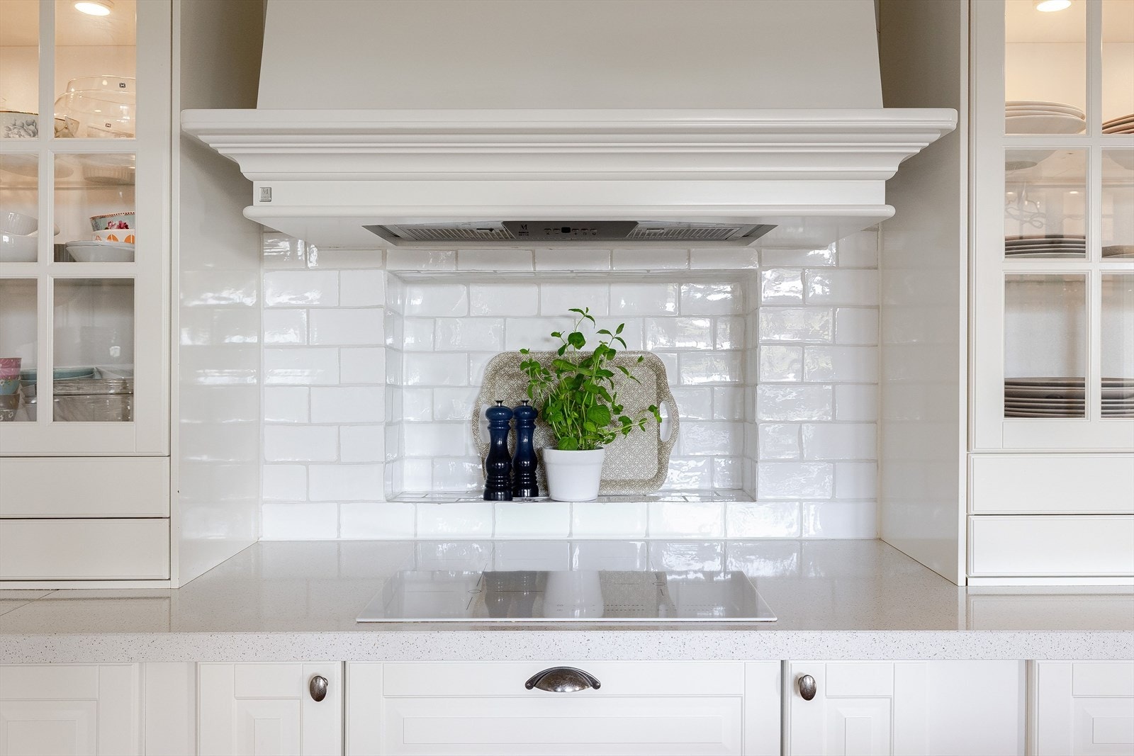 Både fint og praktisk med lekre fliser i benkeryggen ved den nedfelte hvite platetoppen. Galleribilde