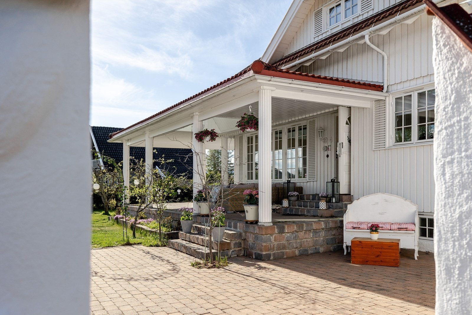 Du ønskes velkommen inn via et svært hyggelig inngangsparti belagt med belegningsstein. Galleribilde