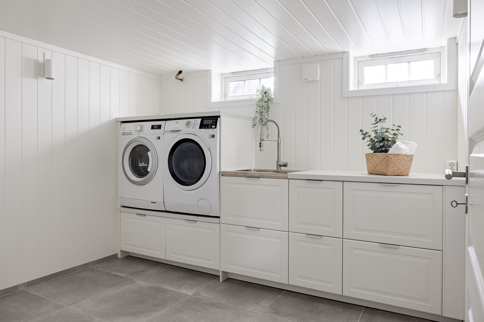 I kjelleren er det også et stort og lyst vaskerom som ble pusset opp i 2021. Praktisk innredning med god oppbevaringsplass, nedfelt utslagsvask, samt plass og opplegg for både vaskemaskin og tørketrommel. Galleribilde