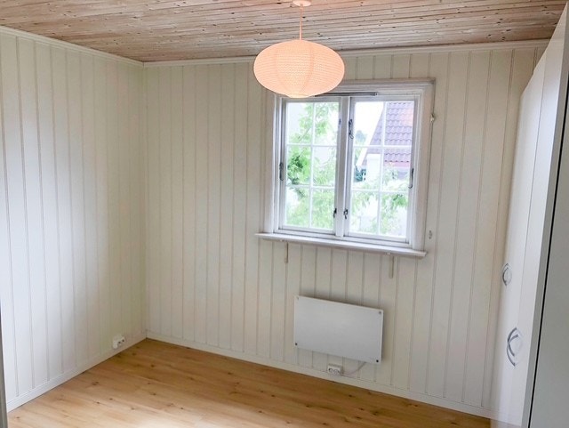 Utleiedelens soverom har god plass til dobbeltseng og varmes opp med blant annet panelovner. Galleribilde